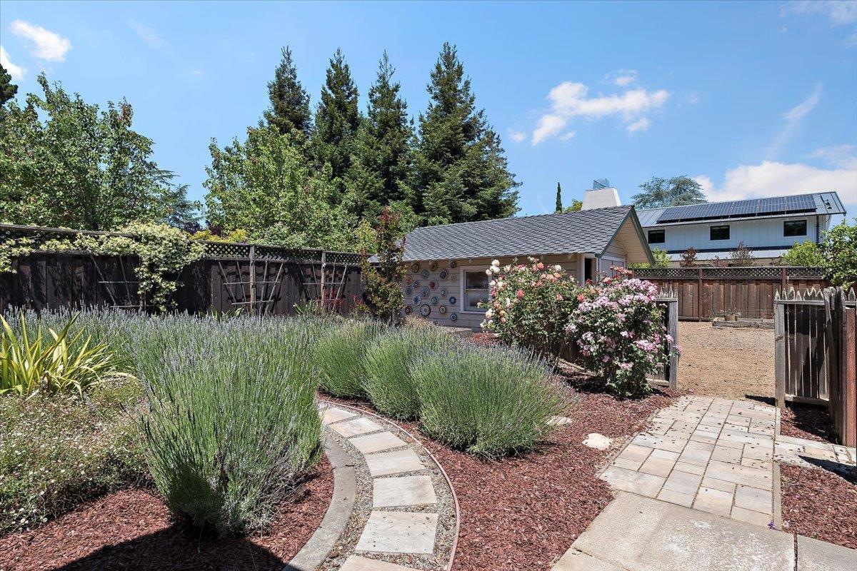 Detail Gallery Image 18 of 27 For 1480 Oakhurst Ave, Los Altos,  CA 94024 - 3 Beds | 2 Baths