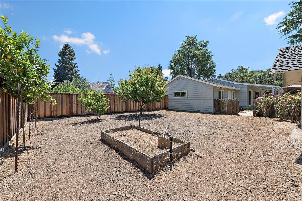Detail Gallery Image 23 of 27 For 1480 Oakhurst Ave, Los Altos,  CA 94024 - 3 Beds | 2 Baths