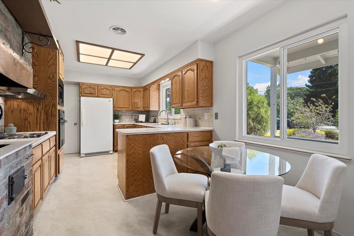 Detail Gallery Image 8 of 27 For 1480 Oakhurst Ave, Los Altos,  CA 94024 - 3 Beds | 2 Baths