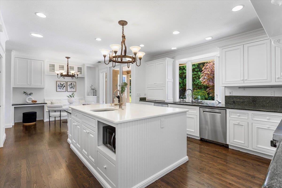 Detail Gallery Image 19 of 77 For 530 Arboleda Dr, Los Altos,  CA 94024 - 5 Beds | 3/1 Baths