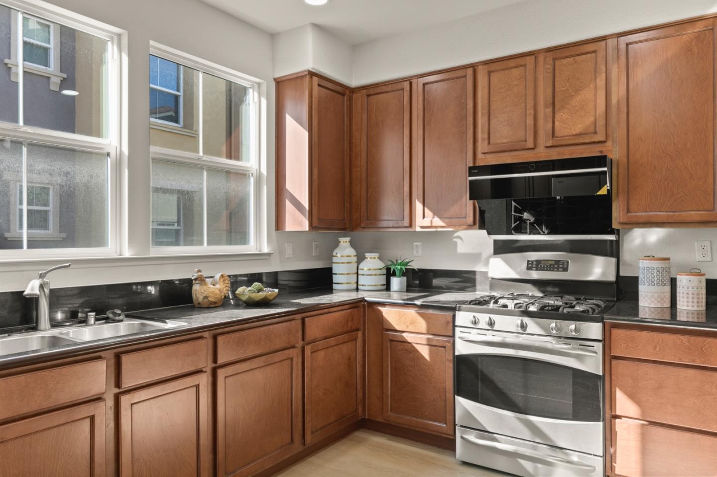 Detail Gallery Image 10 of 35 For 2192 Beech Cir, San Jose,  CA 95131 - 3 Beds | 3/1 Baths