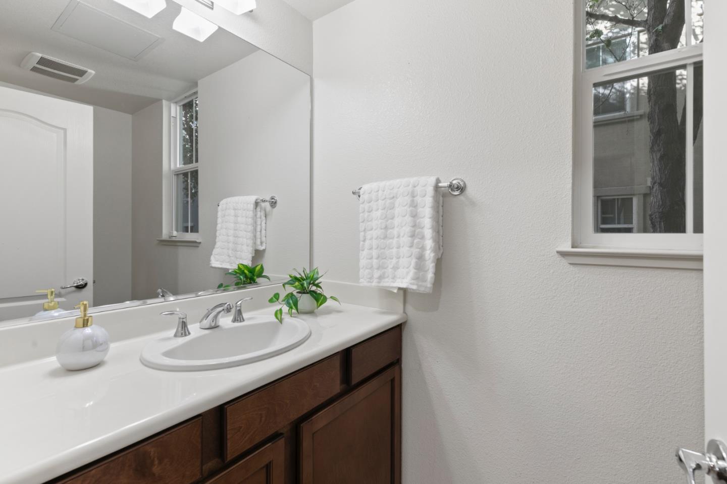 Detail Gallery Image 14 of 35 For 2192 Beech Cir, San Jose,  CA 95131 - 3 Beds | 3/1 Baths