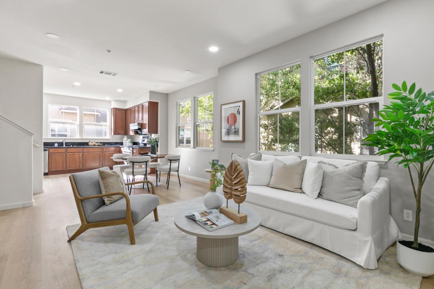 Detail Gallery Image 4 of 35 For 2192 Beech Cir, San Jose,  CA 95131 - 3 Beds | 3/1 Baths