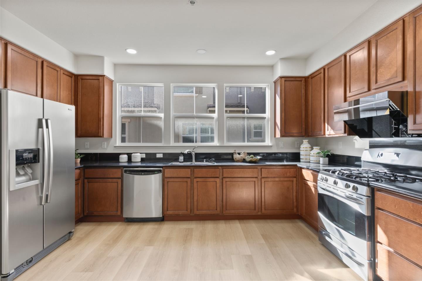 Detail Gallery Image 8 of 35 For 2192 Beech Cir, San Jose,  CA 95131 - 3 Beds | 3/1 Baths