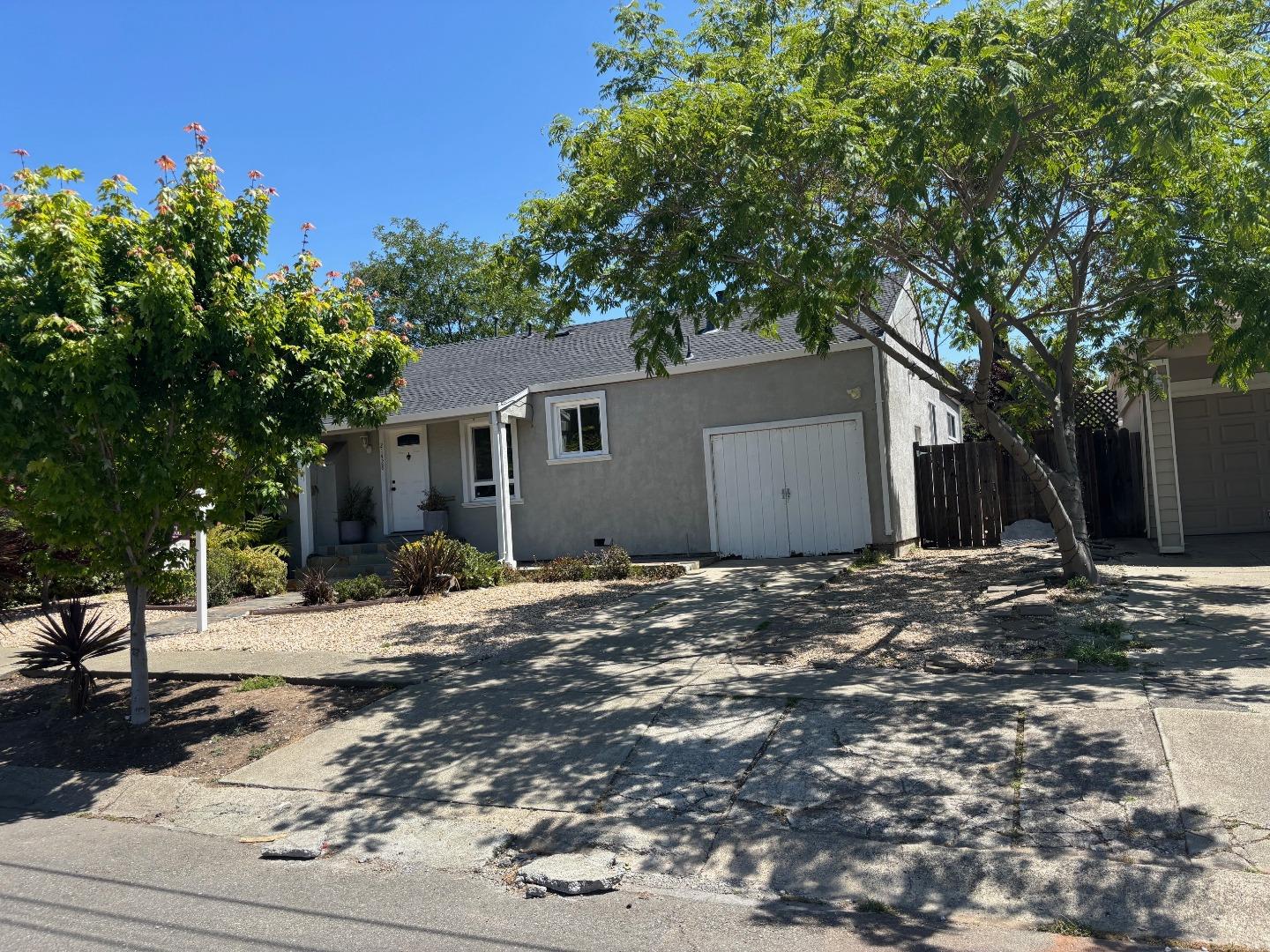 Detail Gallery Image 2 of 11 For 21428 Lake Chabot Rd, Castro Valley,  CA 94546 - 3 Beds | 1/1 Baths