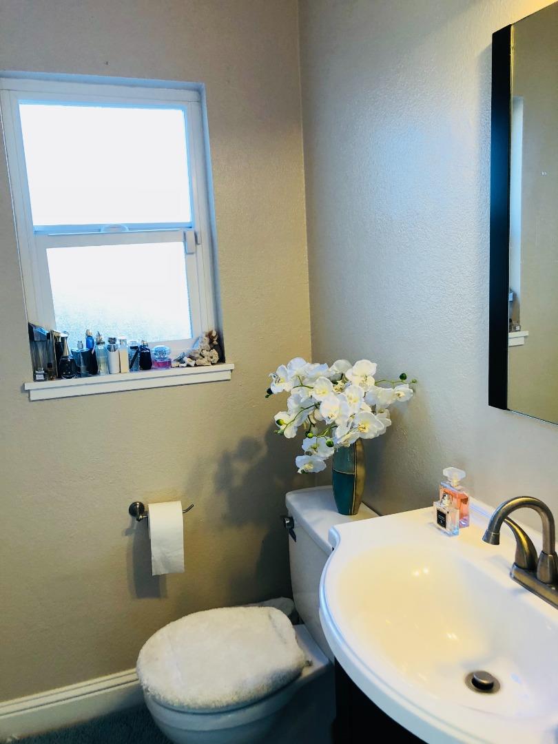 Detail Gallery Image 7 of 11 For 21428 Lake Chabot Rd, Castro Valley,  CA 94546 - 3 Beds | 1/1 Baths