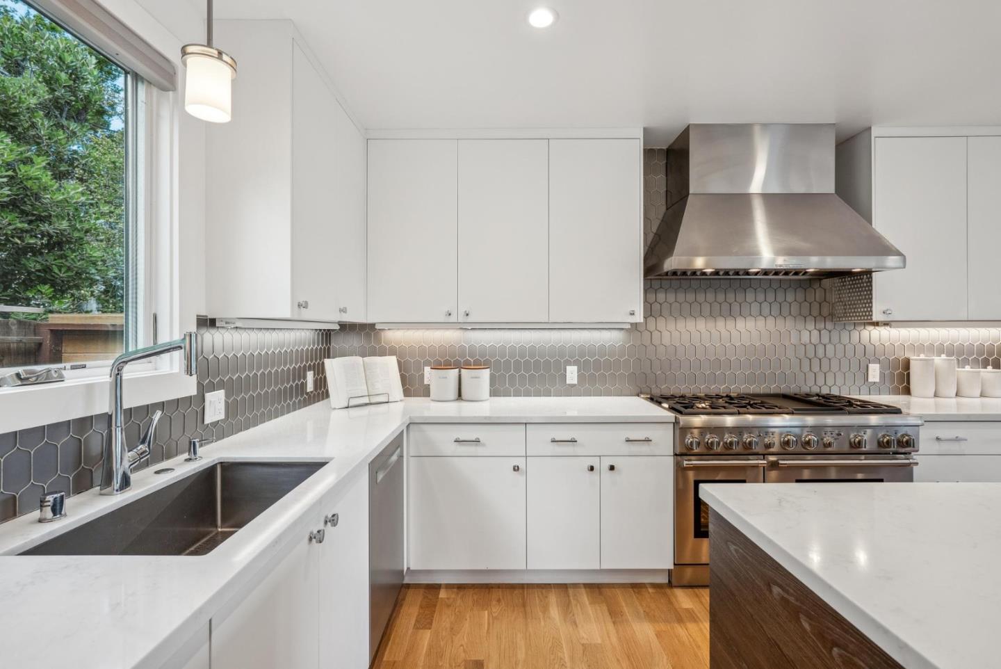 Detail Gallery Image 11 of 78 For 1 Millbrae Cir, Millbrae,  CA 94030 - 6 Beds | 4 Baths