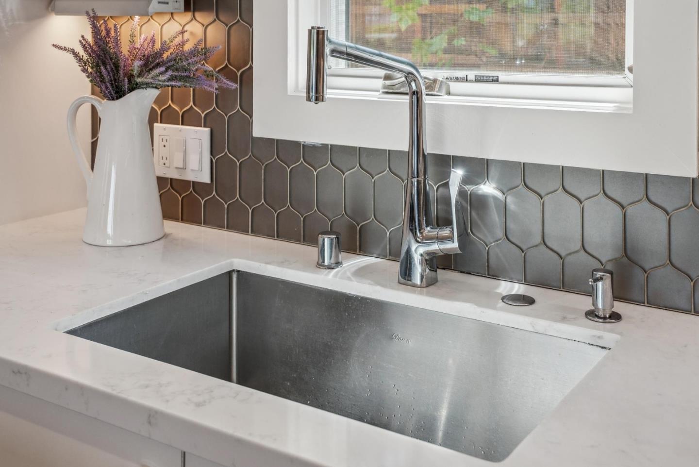 Detail Gallery Image 12 of 78 For 1 Millbrae Cir, Millbrae,  CA 94030 - 6 Beds | 4 Baths