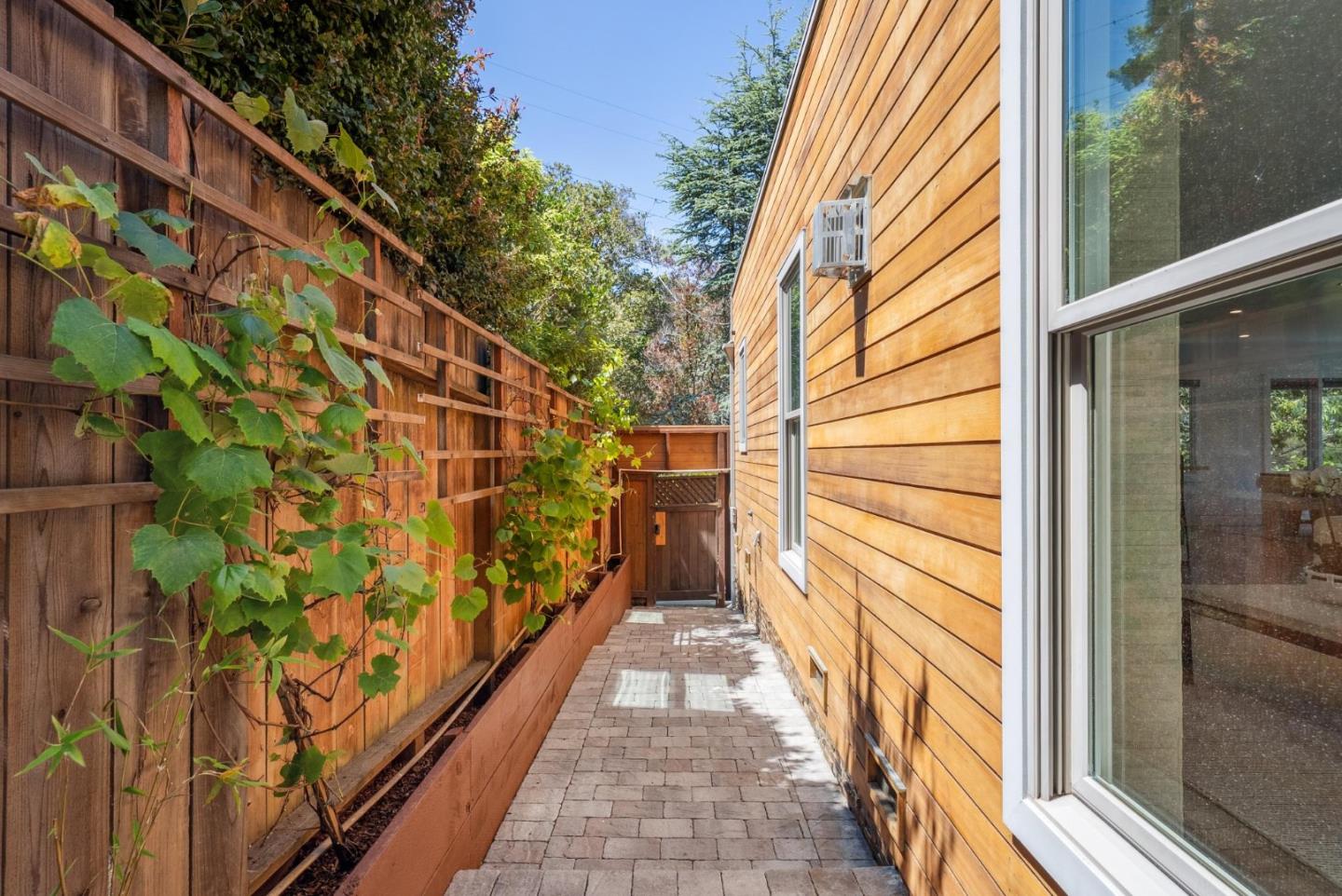Detail Gallery Image 59 of 78 For 1 Millbrae Cir, Millbrae,  CA 94030 - 6 Beds | 4 Baths