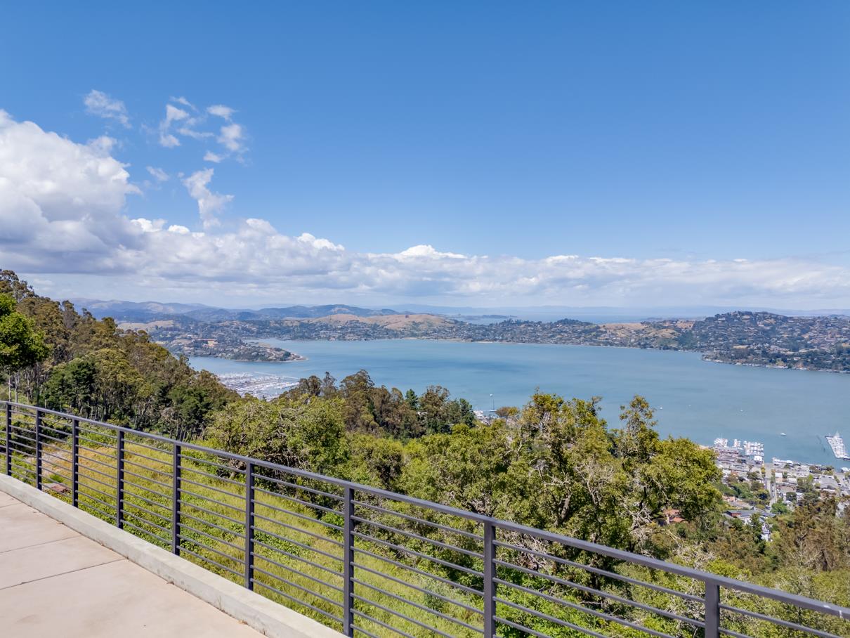 Detail Gallery Image 10 of 102 For 3 Wolfback Ridge Rd, Sausalito,  CA 94965 - 5 Beds | 5/1 Baths