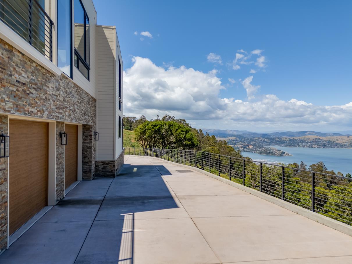 Detail Gallery Image 9 of 102 For 3 Wolfback Ridge Rd, Sausalito,  CA 94965 - 5 Beds | 5/1 Baths