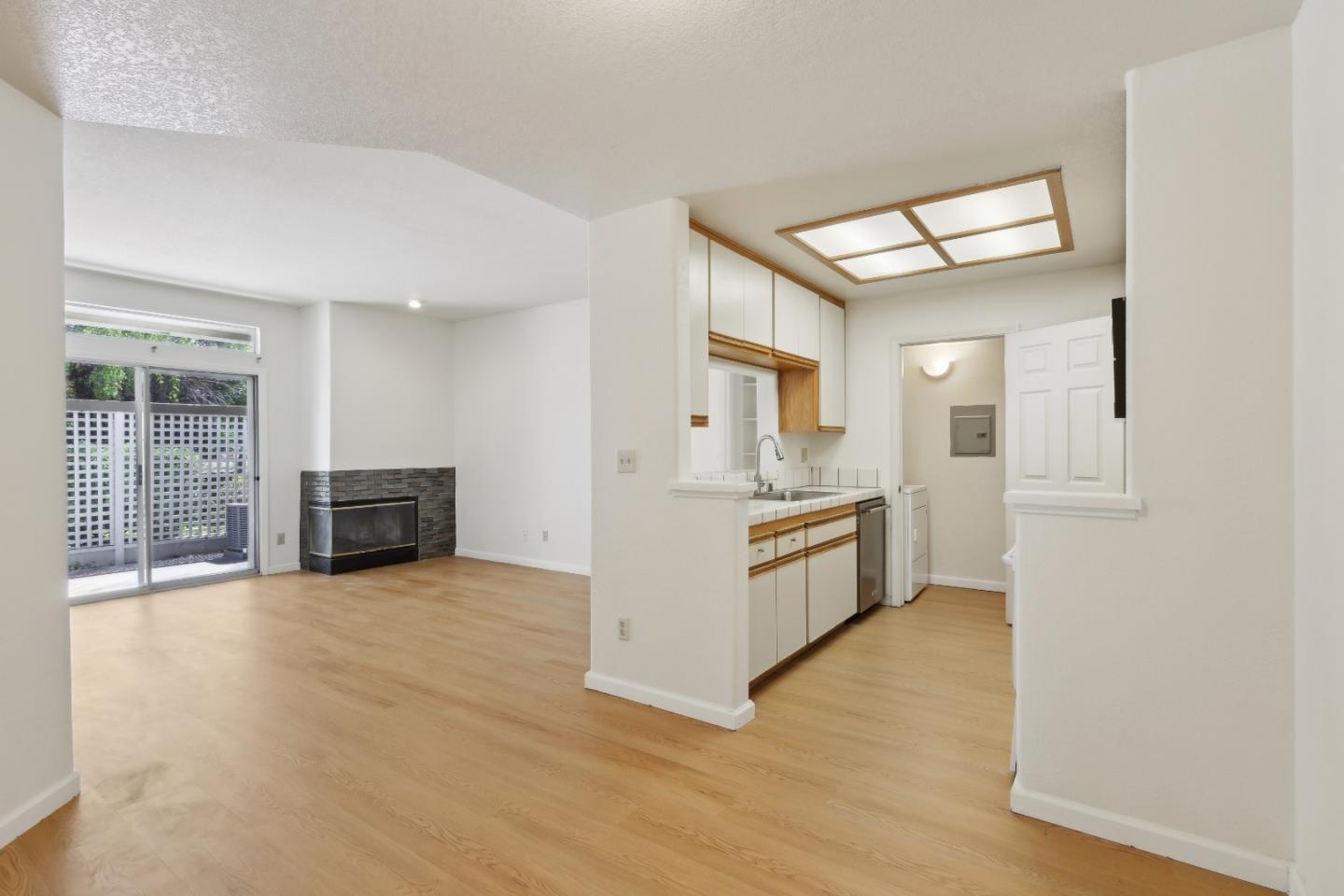 Detail Gallery Image 4 of 13 For 932 Lake Tahoe Ct, San Jose,  CA 95123 - 2 Beds | 2 Baths