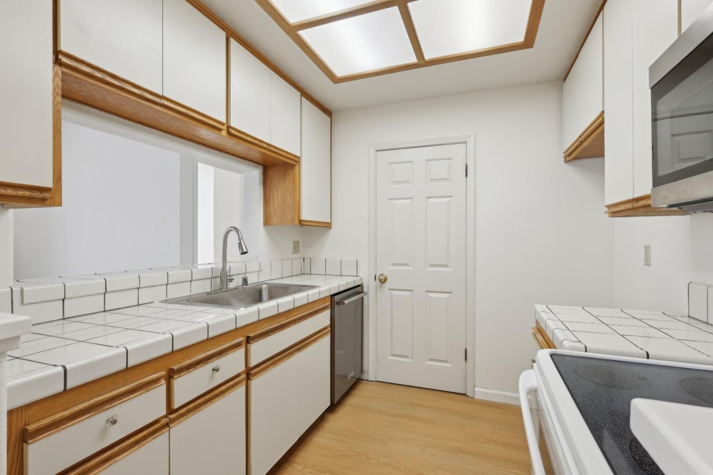 Detail Gallery Image 5 of 13 For 932 Lake Tahoe Ct, San Jose,  CA 95123 - 2 Beds | 2 Baths