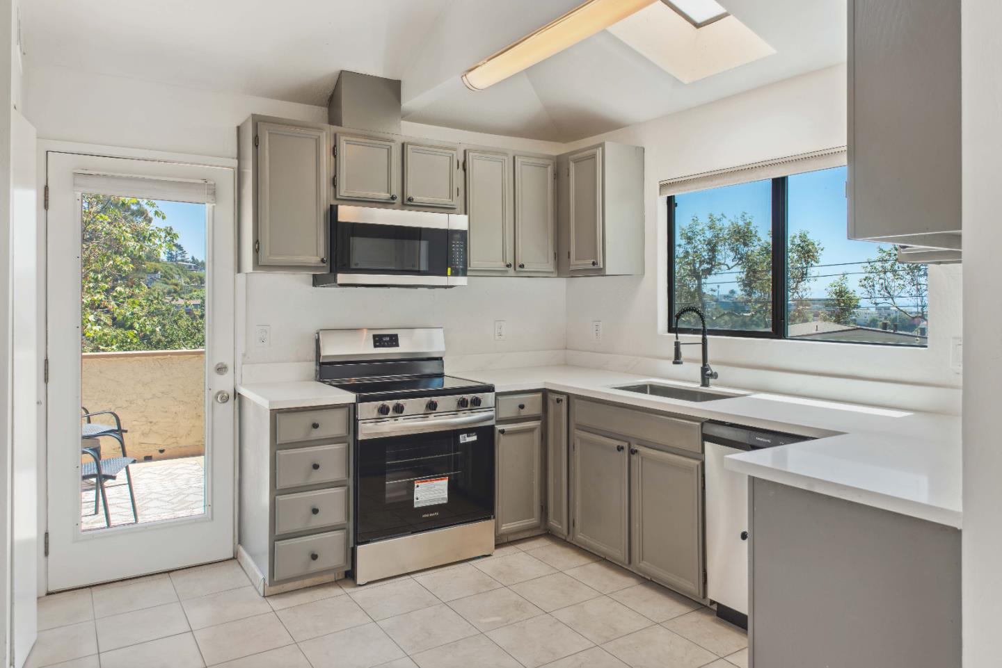 Detail Gallery Image 4 of 21 For 26 Seacliff Dr, Aptos,  CA 95003 - 2 Beds | 2/1 Baths