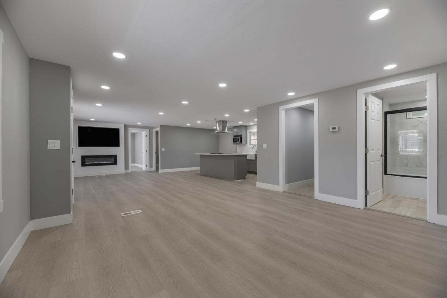 Detail Gallery Image 11 of 17 For 174 Redwood Dr #174,  Hollister,  CA 95023 - 4 Beds | 2 Baths