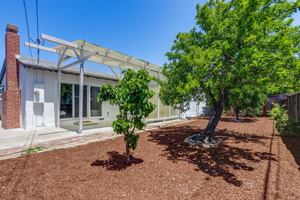 Detail Gallery Image 33 of 41 For 2560 Monroe St, Santa Clara,  CA 95051 - 3 Beds | 2 Baths
