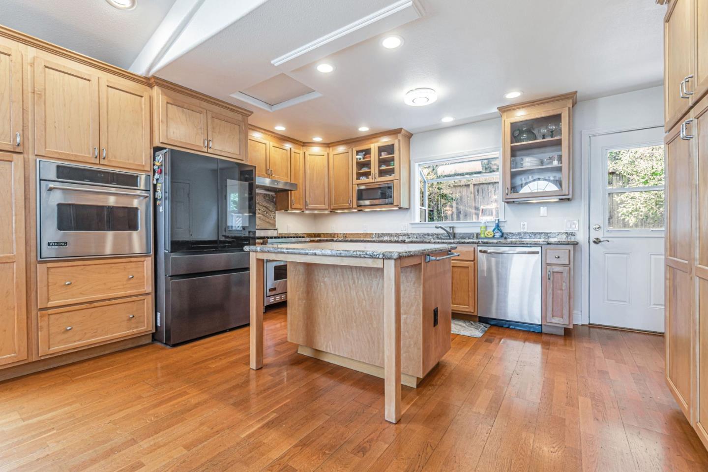 Detail Gallery Image 4 of 17 For 276 San Benito Rd, Brisbane,  CA 94005 - 3 Beds | 1/1 Baths