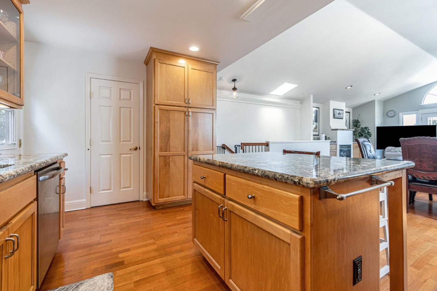 Detail Gallery Image 8 of 17 For 276 San Benito Rd, Brisbane,  CA 94005 - 3 Beds | 1/1 Baths