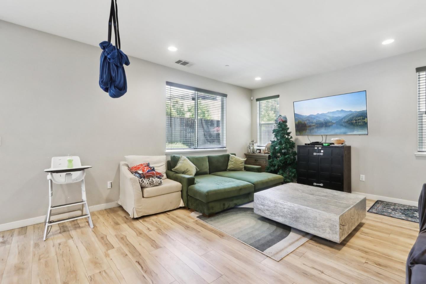 Detail Gallery Image 3 of 46 For 545 Shearwater St, Hollister,  CA 95023 - 3 Beds | 2/1 Baths