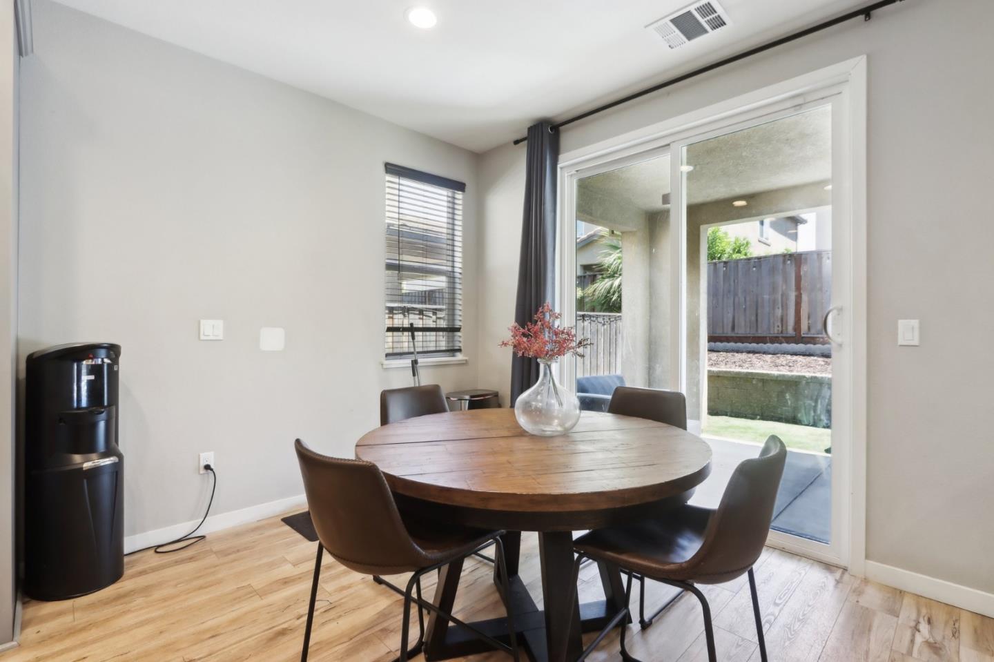 Detail Gallery Image 6 of 46 For 545 Shearwater St, Hollister,  CA 95023 - 3 Beds | 2/1 Baths