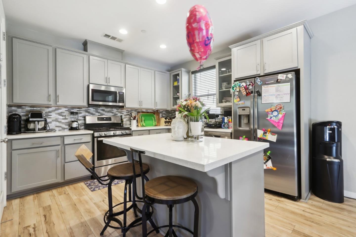 Detail Gallery Image 9 of 46 For 545 Shearwater St, Hollister,  CA 95023 - 3 Beds | 2/1 Baths