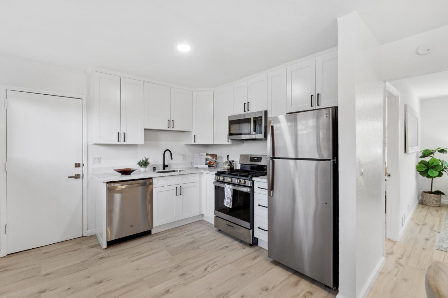 Detail Gallery Image 10 of 21 For 771 4th Ave, Redwood City,  CA 94063 - 3 Beds | 1/1 Baths