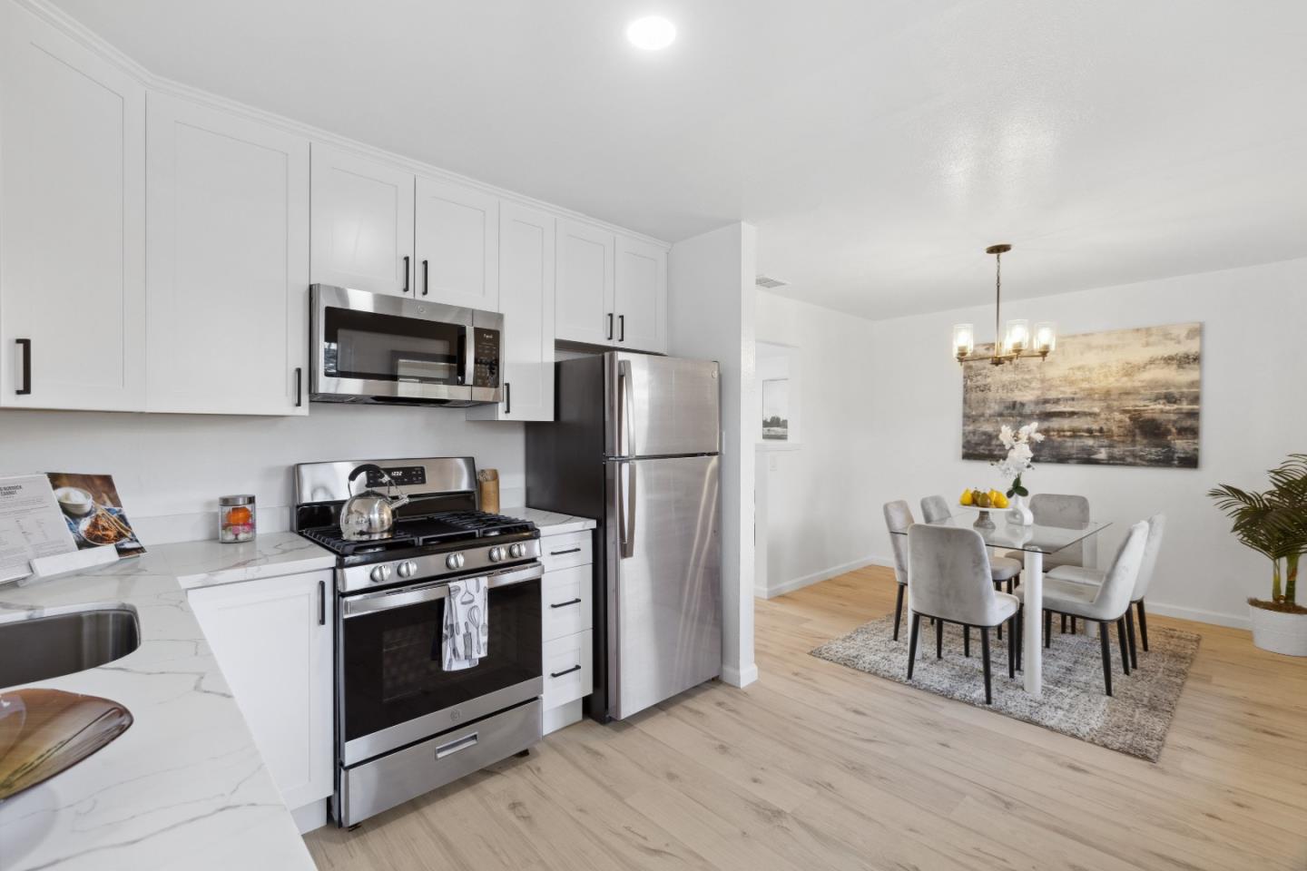 Detail Gallery Image 9 of 21 For 771 4th Ave, Redwood City,  CA 94063 - 3 Beds | 1/1 Baths