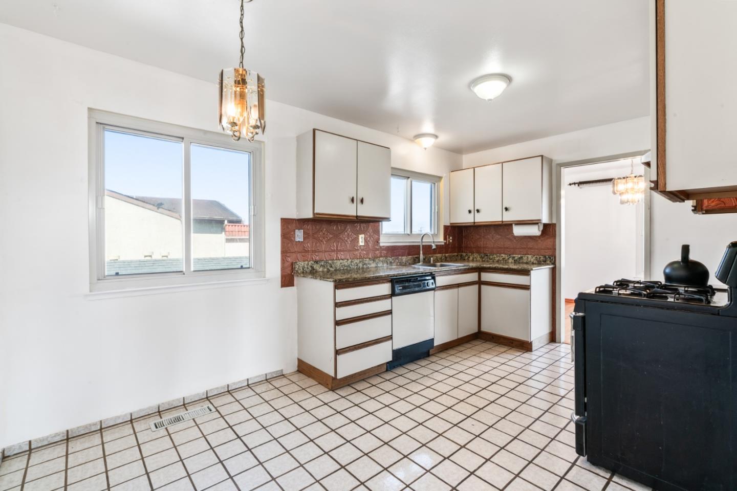 Detail Gallery Image 11 of 46 For 27 John Glenn Cir, Daly City,  CA 94015 - 5 Beds | 3 Baths
