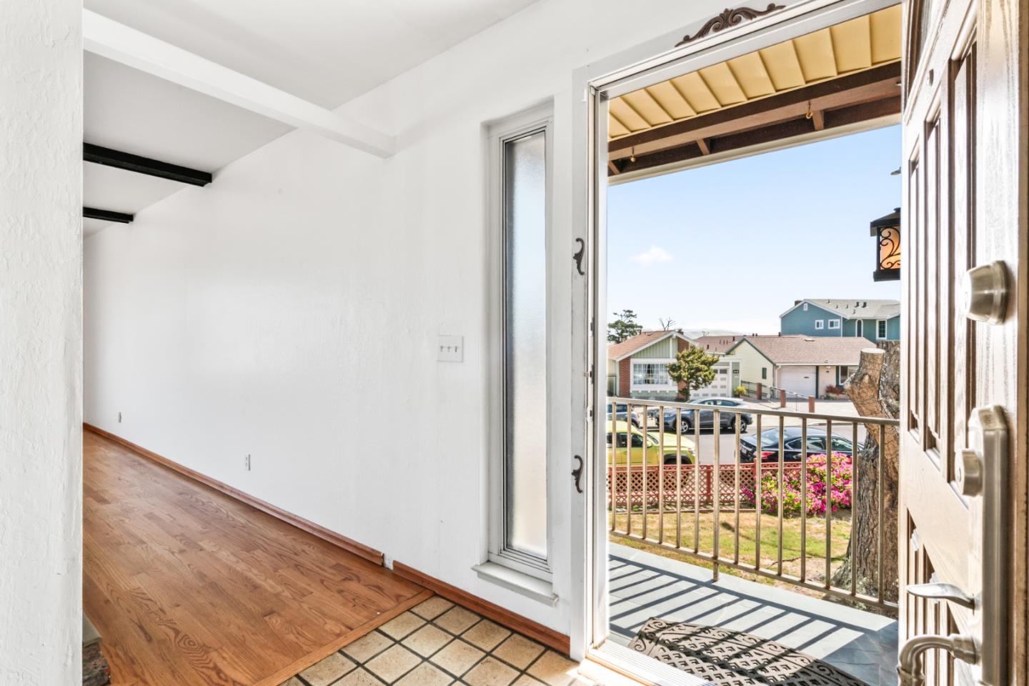 Detail Gallery Image 3 of 46 For 27 John Glenn Cir, Daly City,  CA 94015 - 5 Beds | 3 Baths