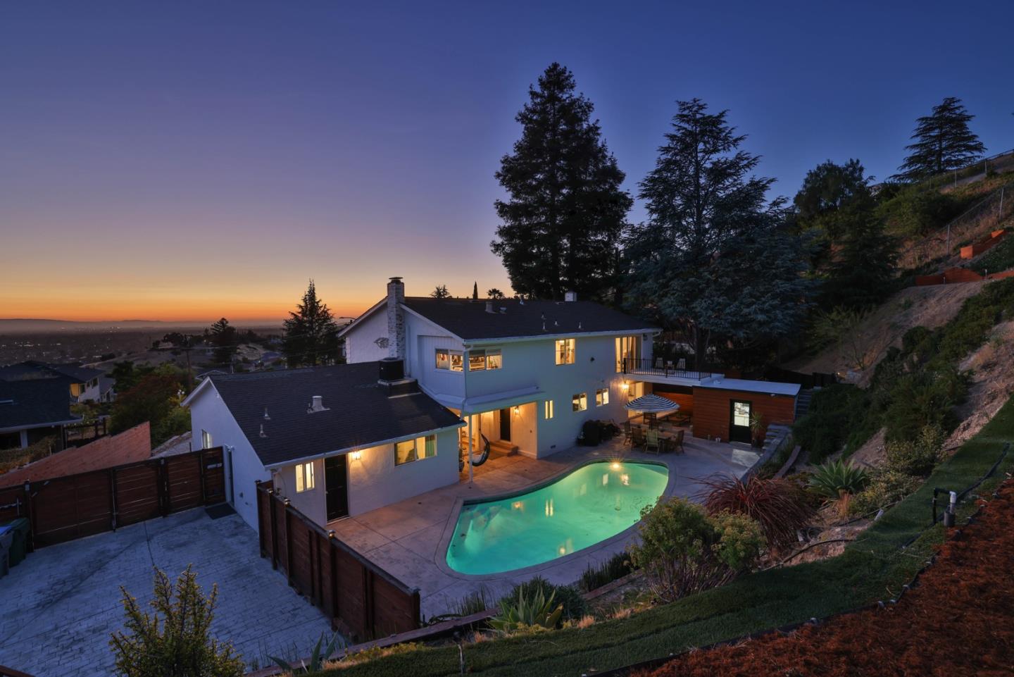 Detail Gallery Image 4 of 76 For 950 Macduff Ct, San Jose,  CA 95127 - 5 Beds | 3/1 Baths