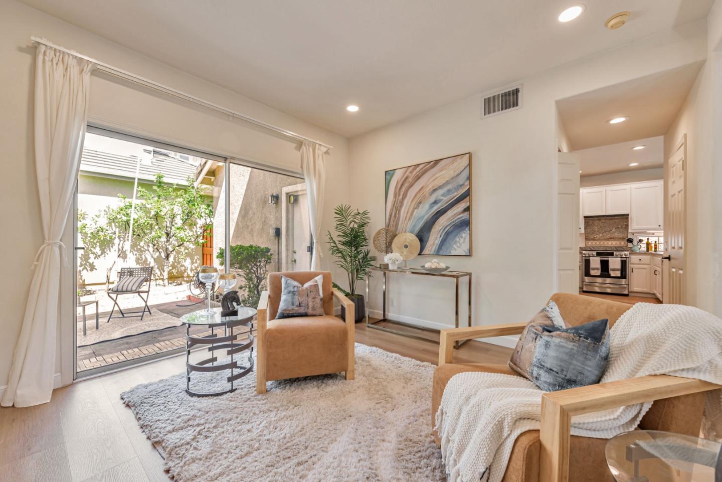 Detail Gallery Image 13 of 41 For 1992 Wayne Cir, San Jose,  CA 95131 - 3 Beds | 2/1 Baths