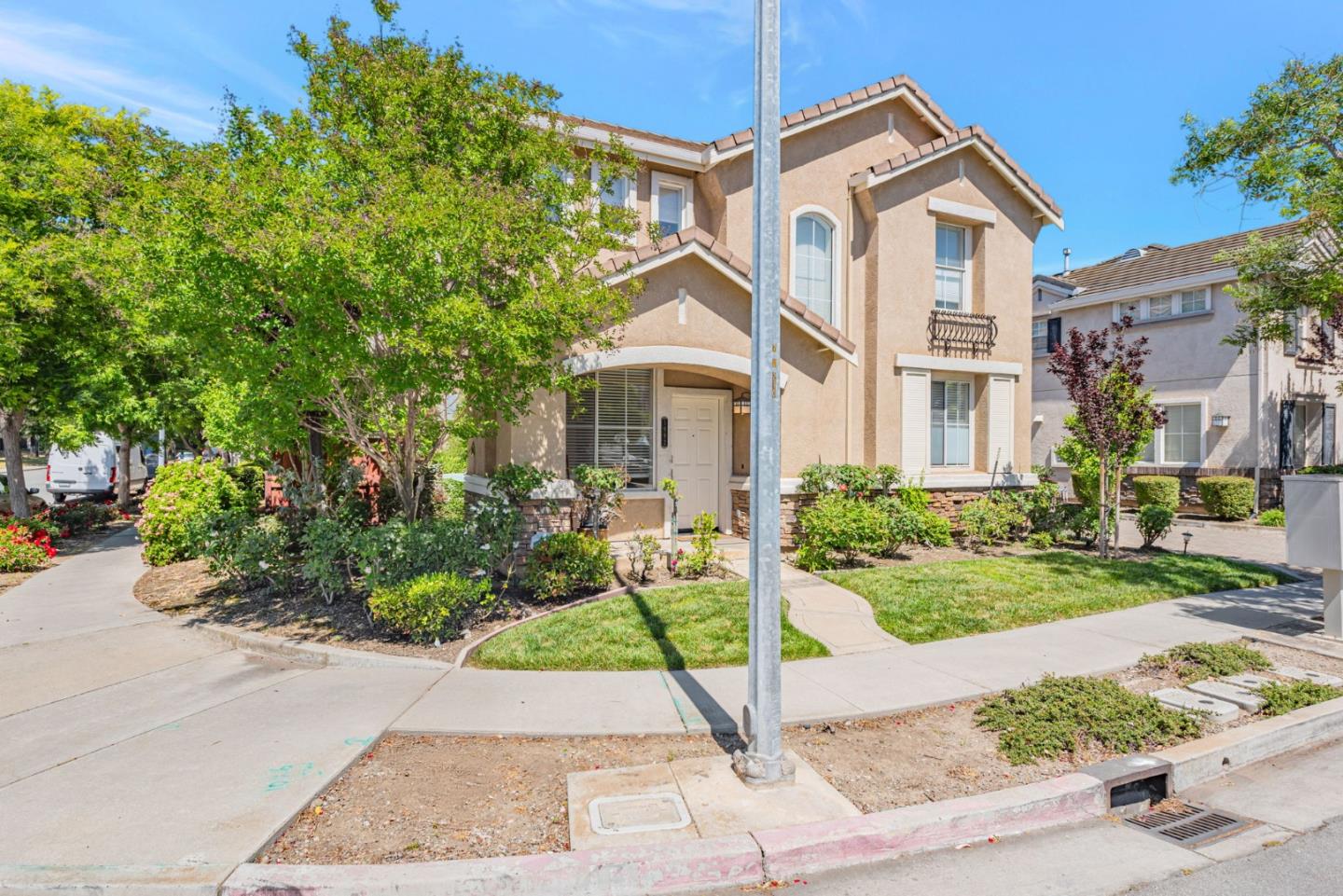 Detail Gallery Image 2 of 41 For 1992 Wayne Cir, San Jose,  CA 95131 - 3 Beds | 2/1 Baths