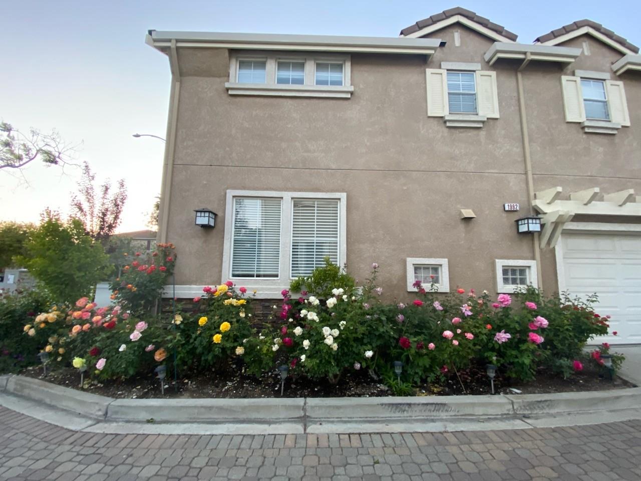 Detail Gallery Image 4 of 41 For 1992 Wayne Cir, San Jose,  CA 95131 - 3 Beds | 2/1 Baths