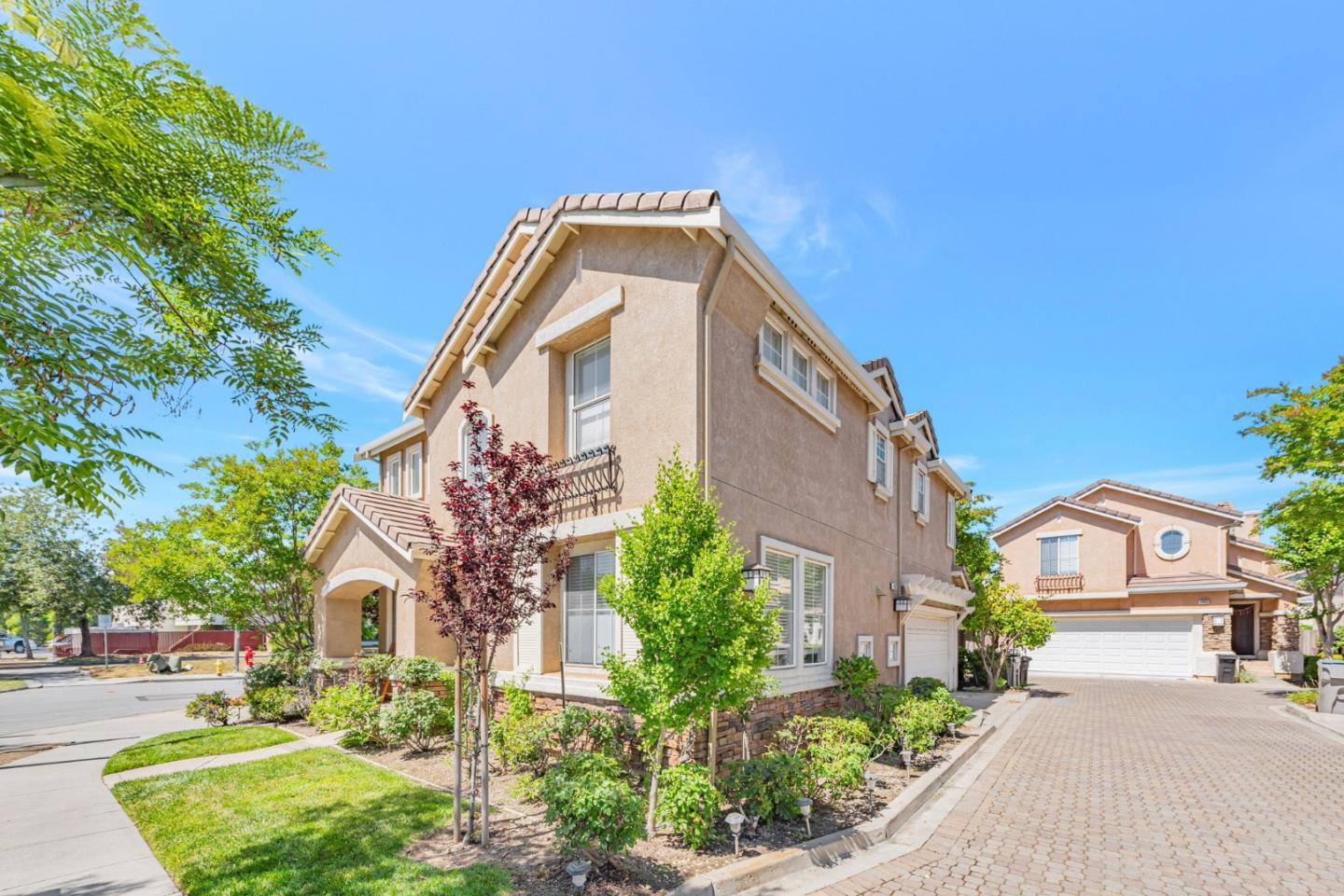 Detail Gallery Image 5 of 41 For 1992 Wayne Cir, San Jose,  CA 95131 - 3 Beds | 2/1 Baths
