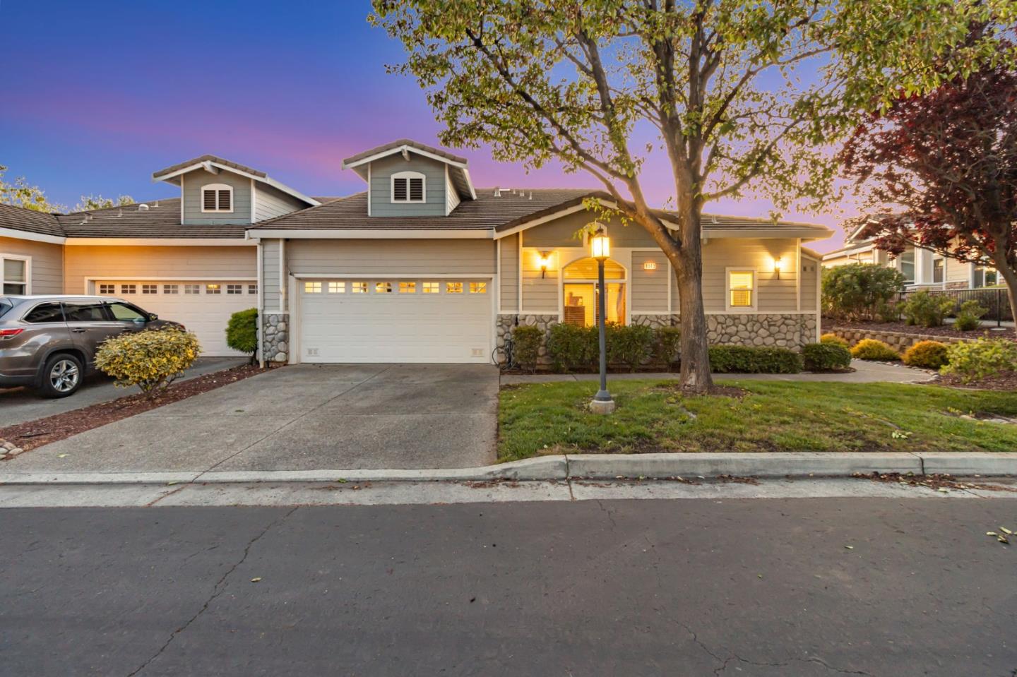 Detail Gallery Image 2 of 49 For 9042 Village View Loop, San Jose,  CA 95135 - 2 Beds | 2/1 Baths
