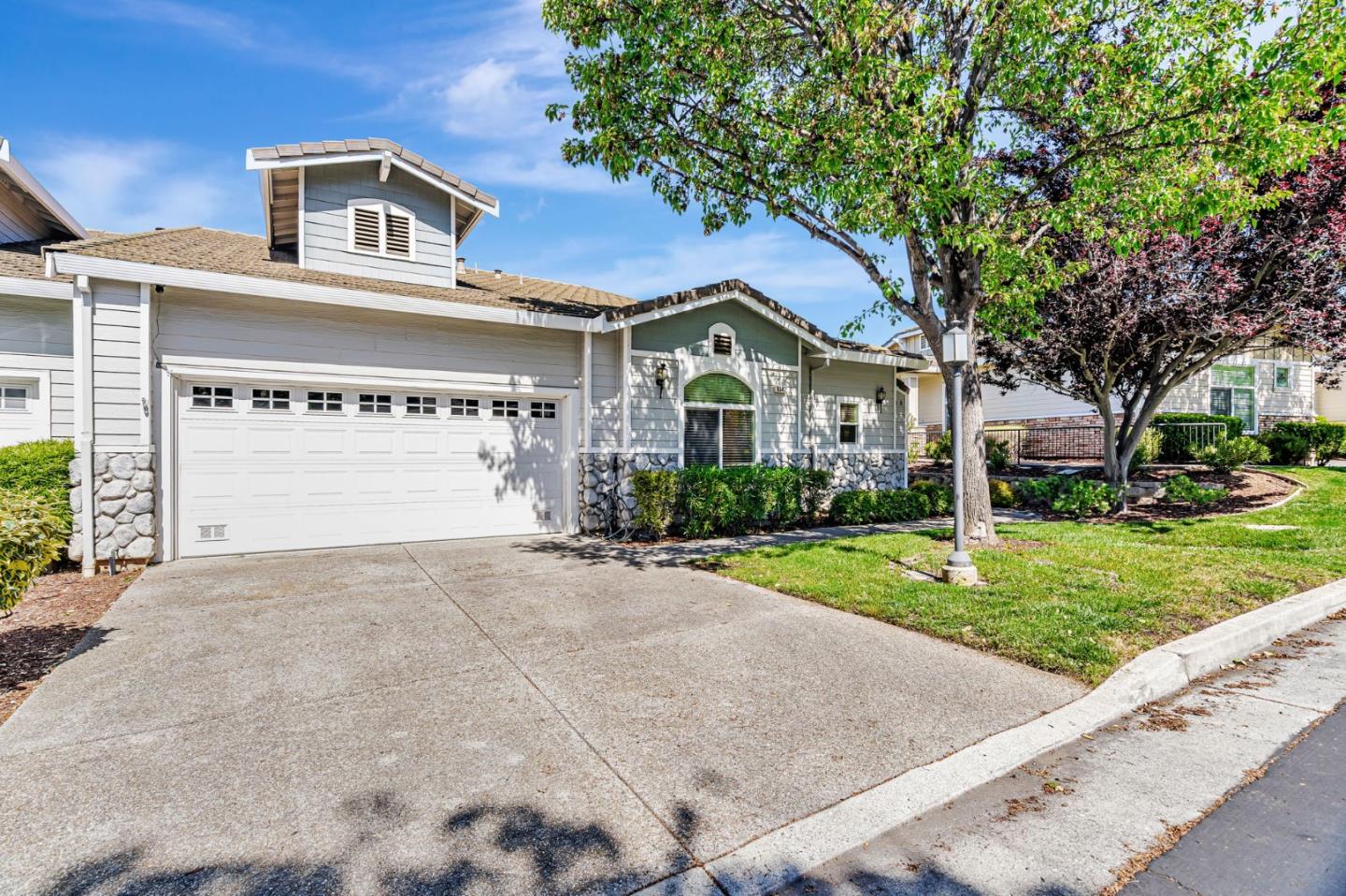 Detail Gallery Image 3 of 49 For 9042 Village View Loop, San Jose,  CA 95135 - 2 Beds | 2/1 Baths