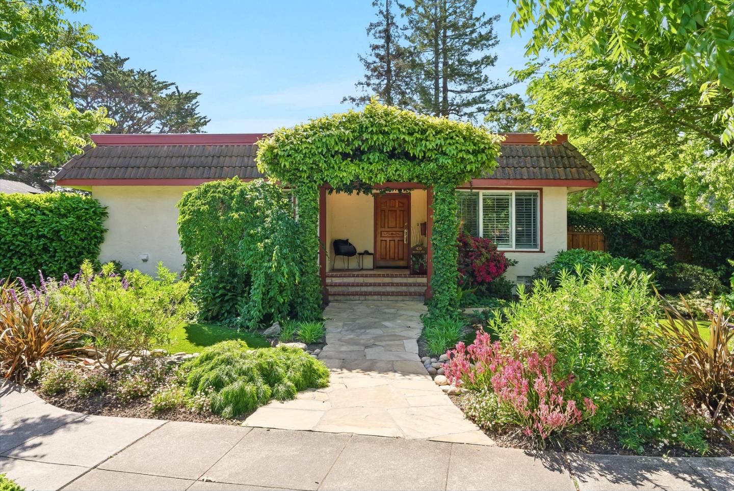 Detail Gallery Image 2 of 55 For 435 Edgewood Rd, Redwood City,  CA 94062 - 3 Beds | 2 Baths