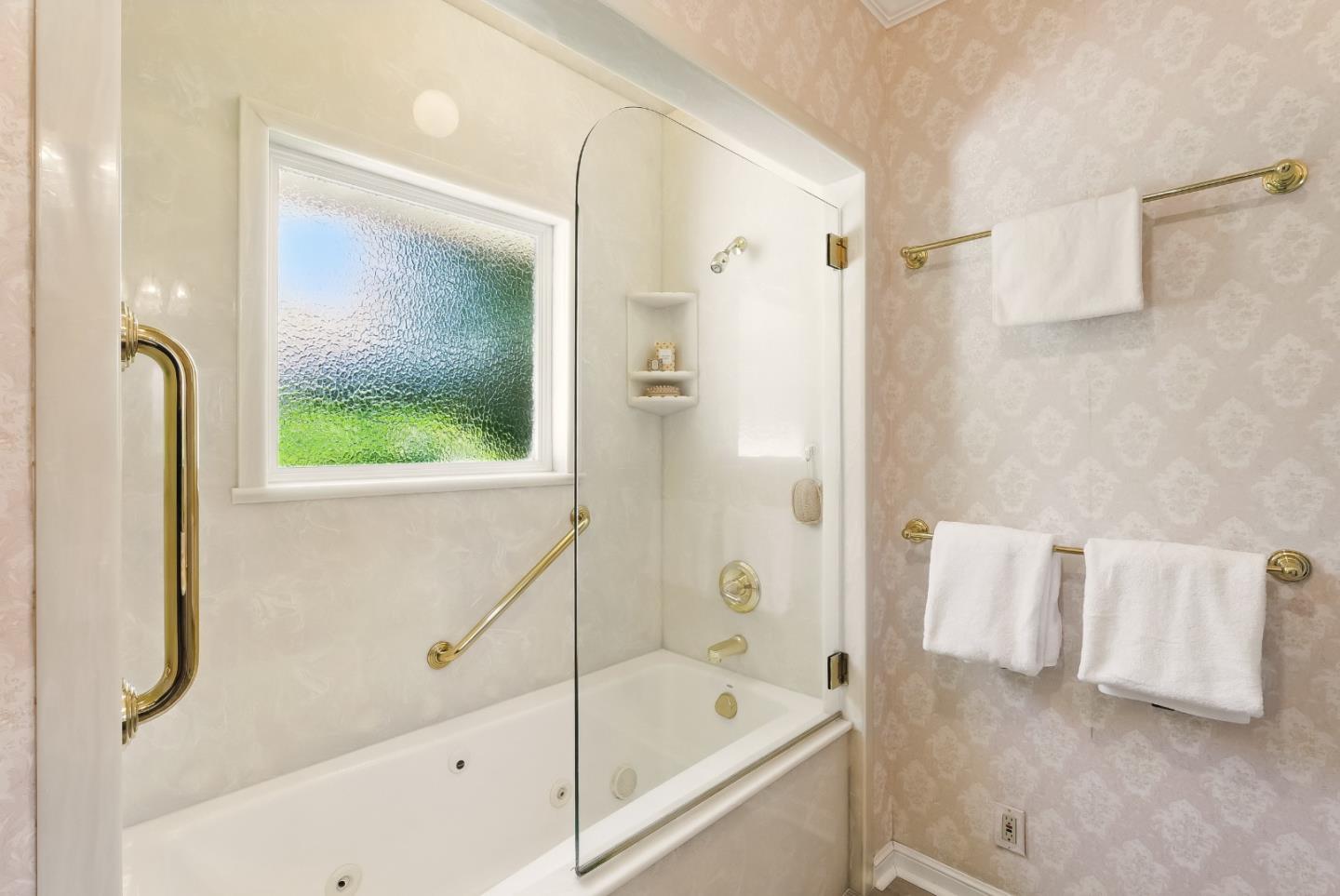 Detail Gallery Image 32 of 55 For 435 Edgewood Rd, Redwood City,  CA 94062 - 3 Beds | 2 Baths