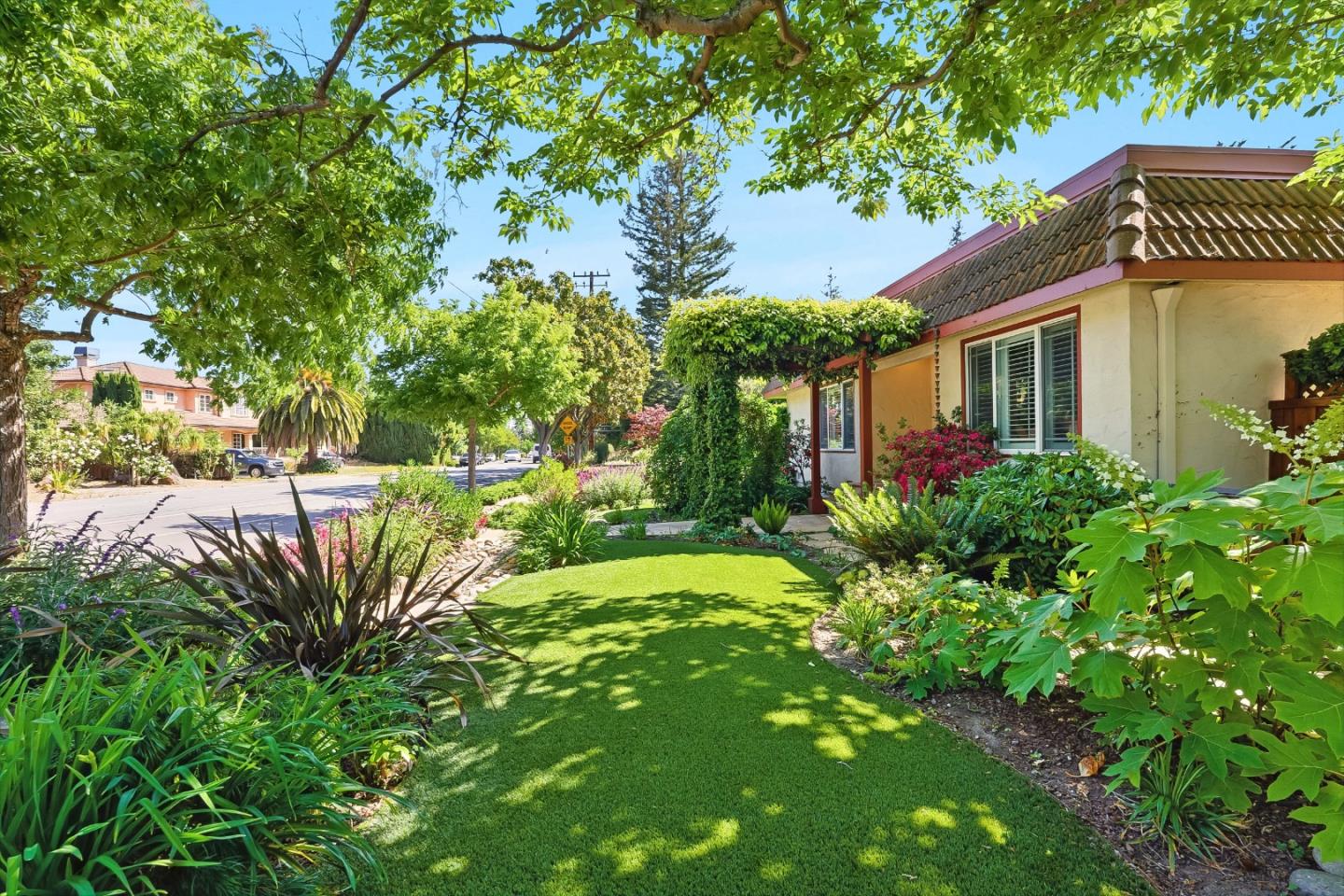 Detail Gallery Image 4 of 55 For 435 Edgewood Rd, Redwood City,  CA 94062 - 3 Beds | 2 Baths