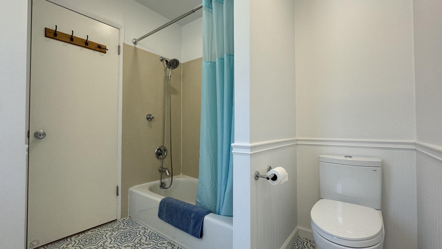 Detail Gallery Image 10 of 15 For 1118 Continentals Way, Belmont,  CA 94002 - 3 Beds | 2/1 Baths
