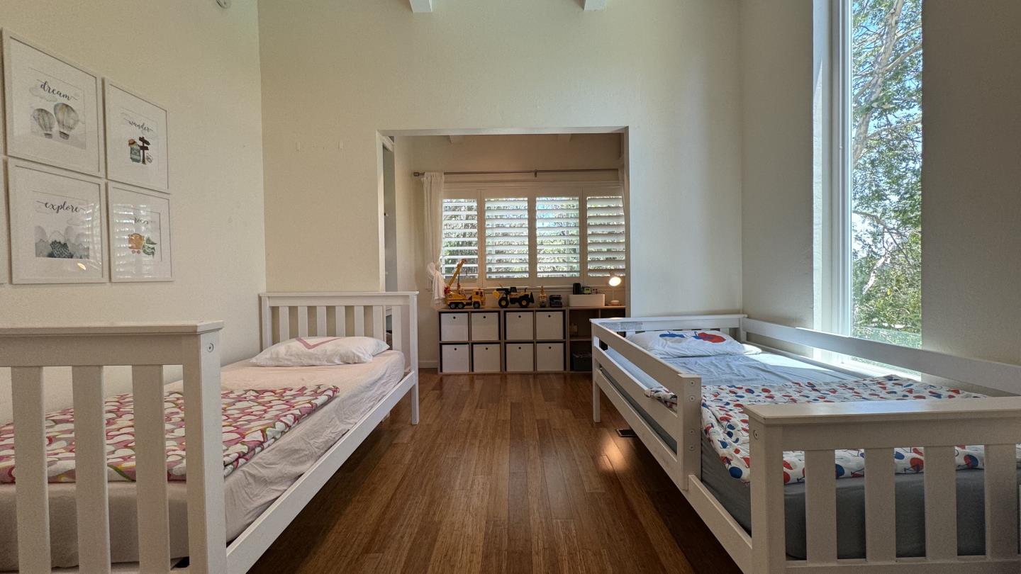 Detail Gallery Image 11 of 15 For 1118 Continentals Way, Belmont,  CA 94002 - 3 Beds | 2/1 Baths