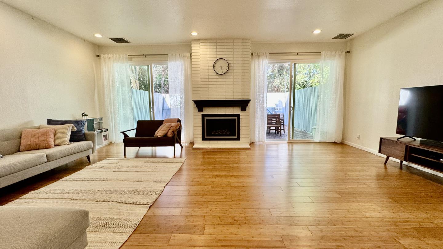 Detail Gallery Image 4 of 15 For 1118 Continentals Way, Belmont,  CA 94002 - 3 Beds | 2/1 Baths