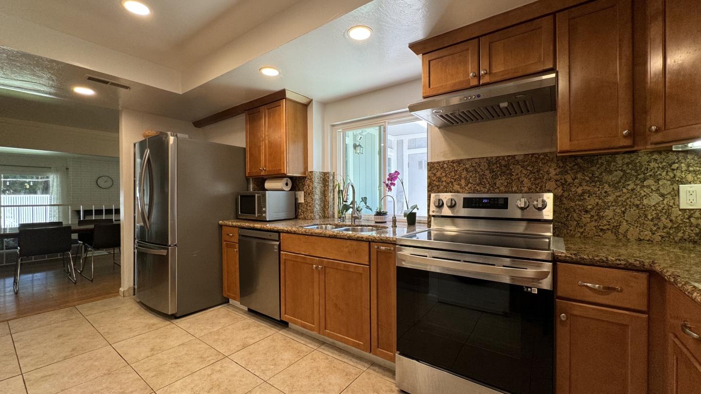 Detail Gallery Image 7 of 15 For 1118 Continentals Way, Belmont,  CA 94002 - 3 Beds | 2/1 Baths