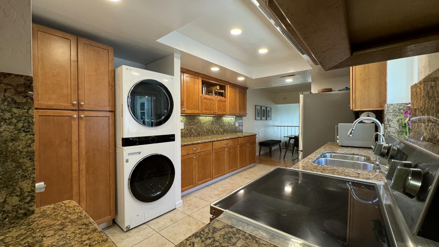 Detail Gallery Image 8 of 15 For 1118 Continentals Way, Belmont,  CA 94002 - 3 Beds | 2/1 Baths