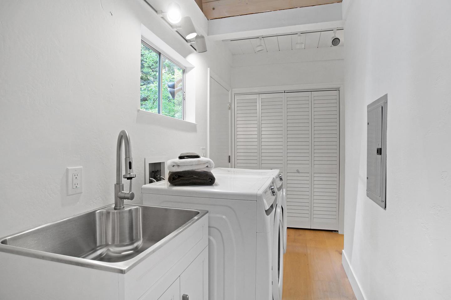 Detail Gallery Image 11 of 39 For 350 Grandview Dr, Woodside,  CA 94062 - 3 Beds | 2 Baths
