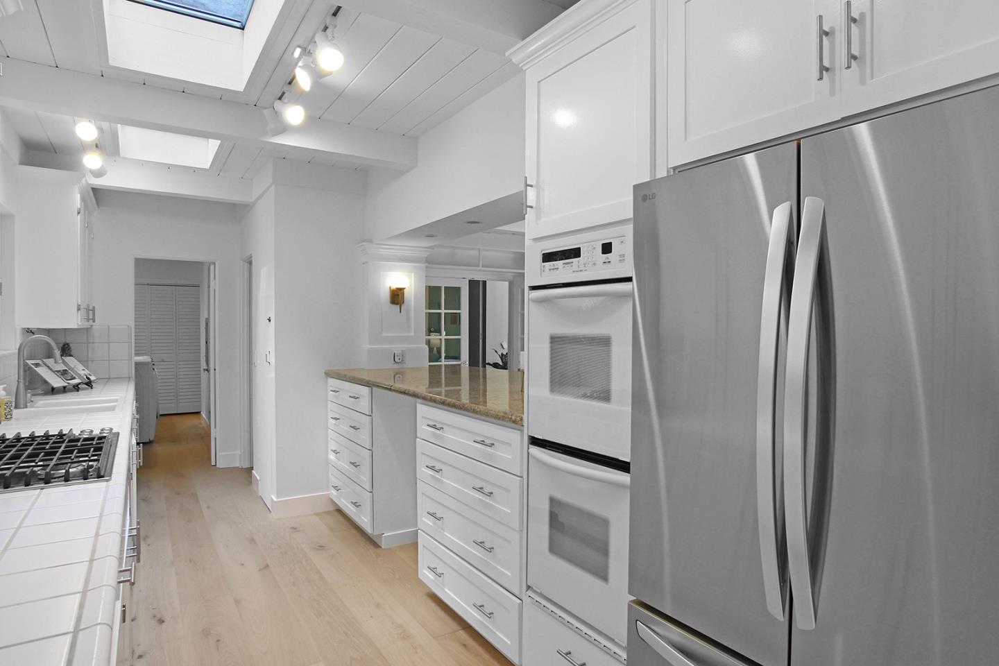 Detail Gallery Image 8 of 39 For 350 Grandview Dr, Woodside,  CA 94062 - 3 Beds | 2 Baths