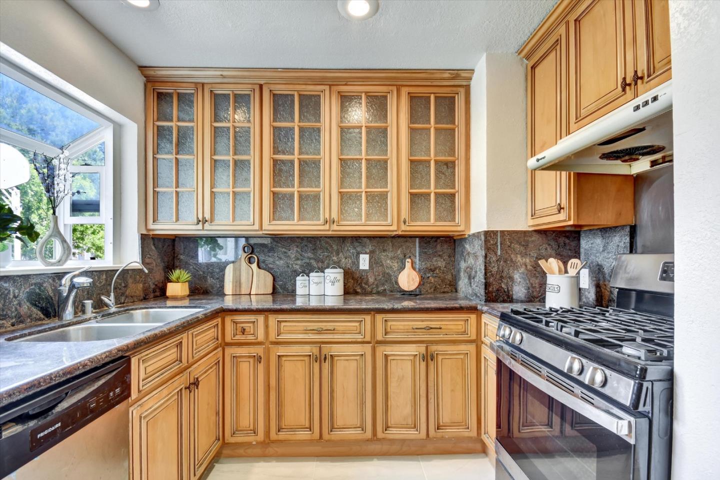 Detail Gallery Image 13 of 33 For 22081 Hibiscus Ct, Cupertino,  CA 95014 - 4 Beds | 3 Baths