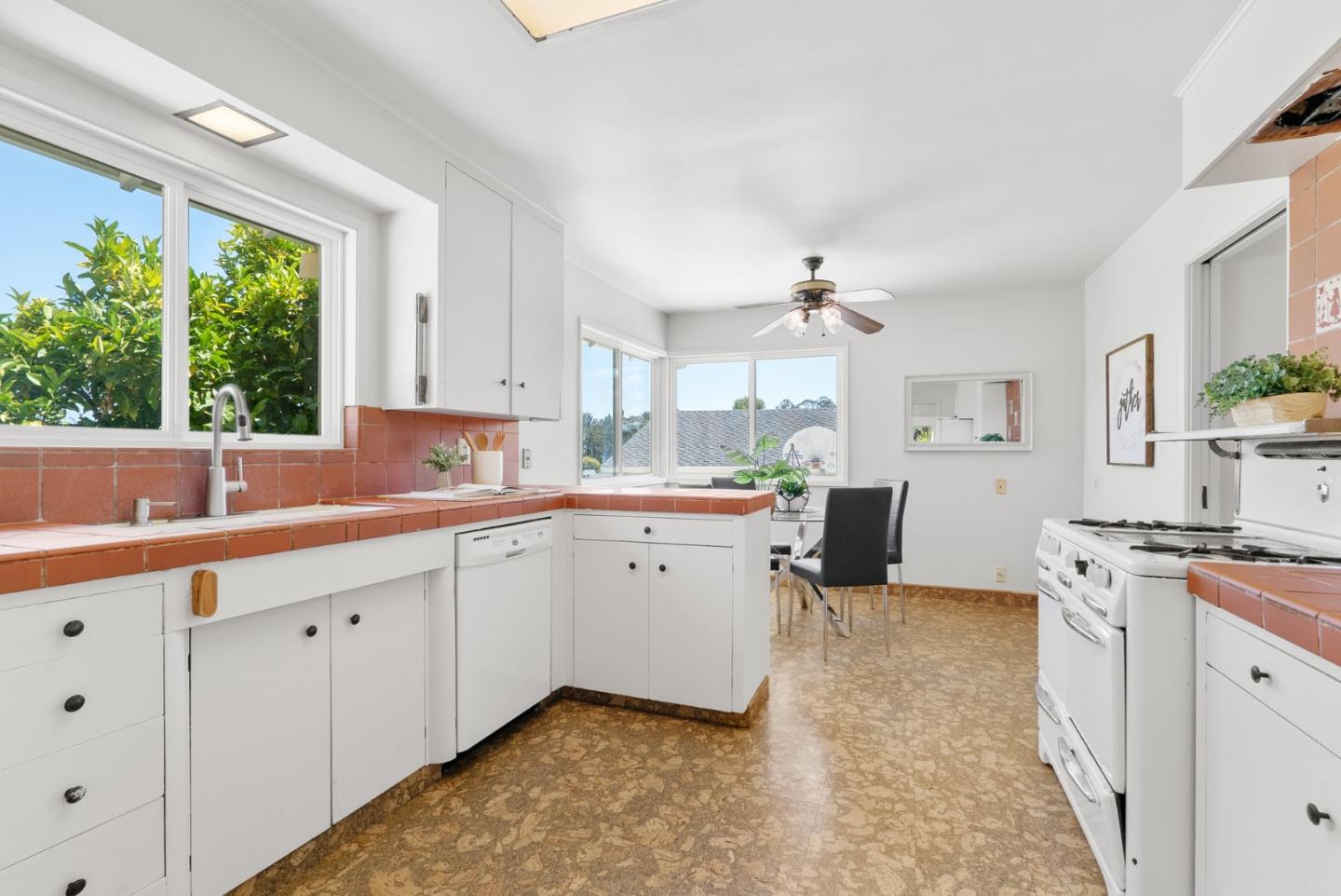 Detail Gallery Image 8 of 48 For 656 Prospect Hts, Santa Cruz,  CA 95065 - 4 Beds | 2/1 Baths