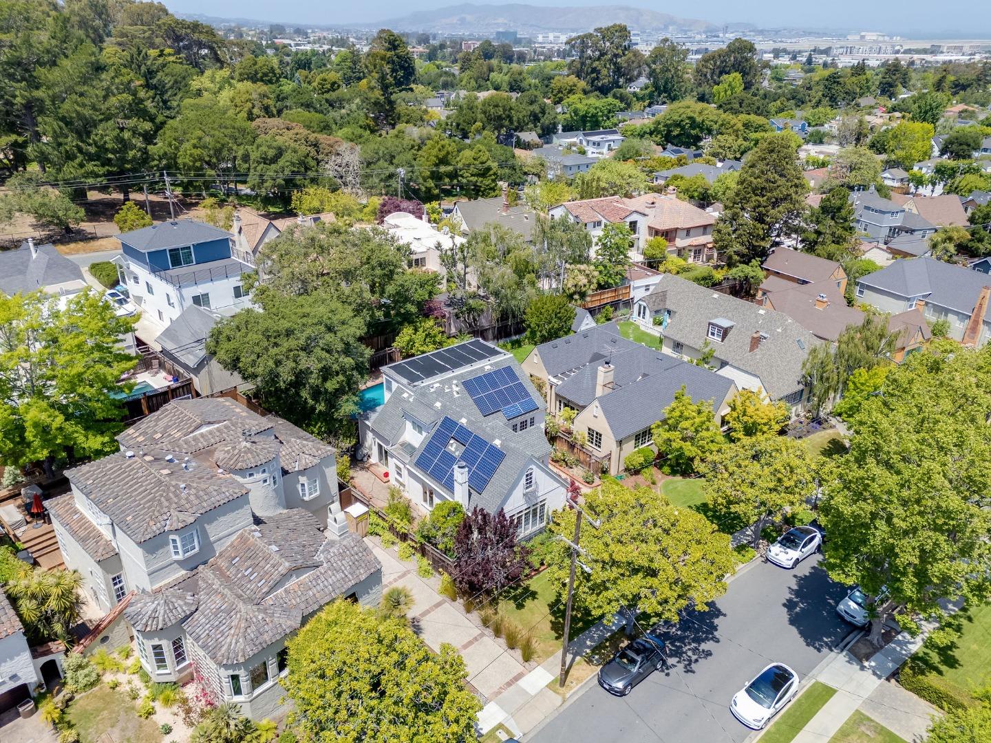 Detail Gallery Image 28 of 37 For 2344 Poppy Dr, Burlingame,  CA 94010 - 4 Beds | 3/1 Baths