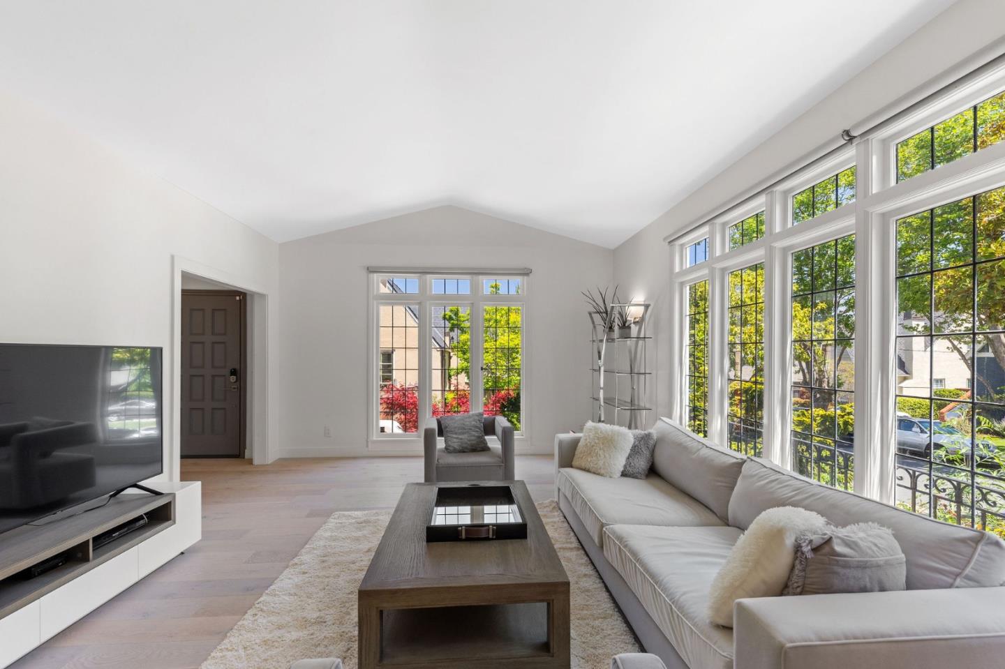 Detail Gallery Image 8 of 37 For 2344 Poppy Dr, Burlingame,  CA 94010 - 4 Beds | 3/1 Baths